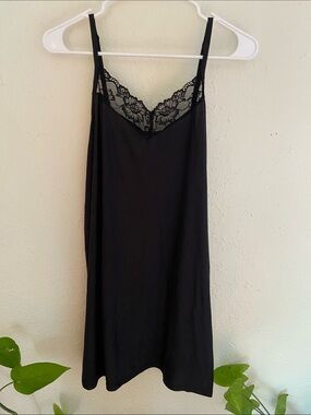 Elegant Black Lace-Trim Slip Chemise with Adjustable Straps